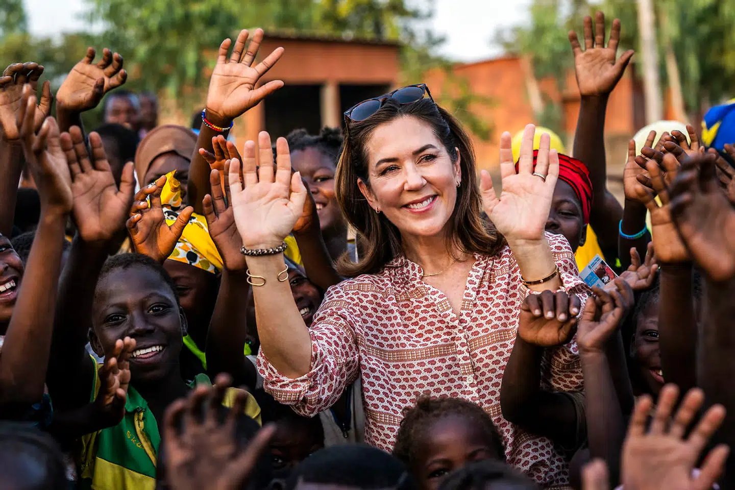 Kronprinsesse Mary hilser på børn ved besøg på en mobil sundhedsklinik drevet af organisationen Marie Stopes International (MSI) i Kaya, Burkina Faso,