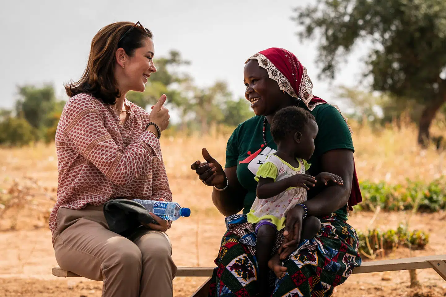 Kronprinsesse Mary taler med internt fordrevne kvinder og kvinder fra værtssamfundet i en landsby nær Kaya, Burkina Faso, (Foto: Ida Marie Odgaard/Ritzau Scanpix)