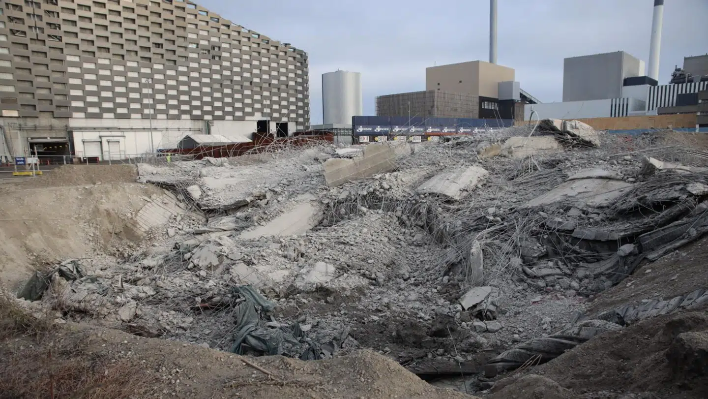 Skorstenen efter nedrivningen. Foto: Presse-fotos.dk