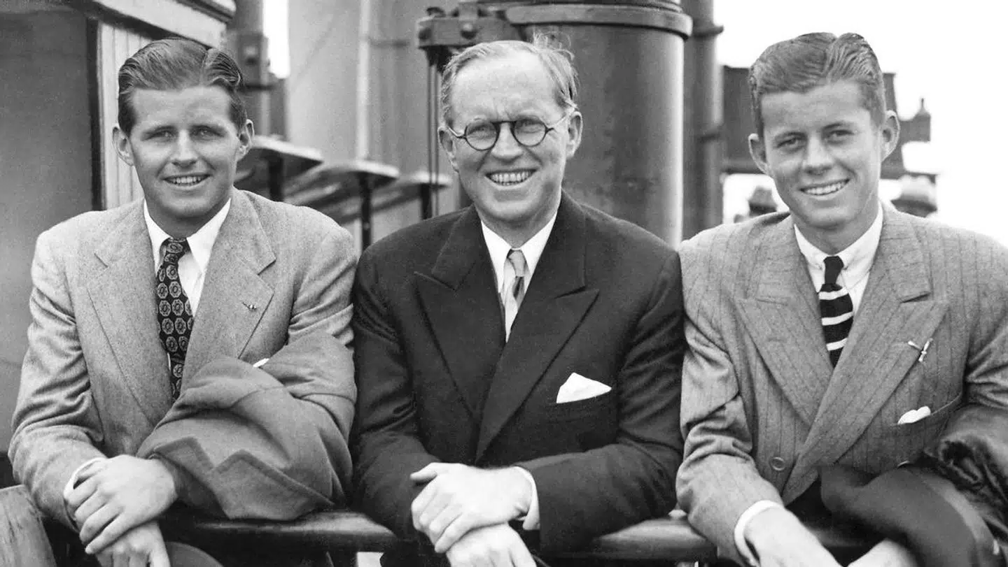 Patriarken Joseph Kennedy (i midten) med sin ældste søn Joe (tv.) og sønnen John (th.).