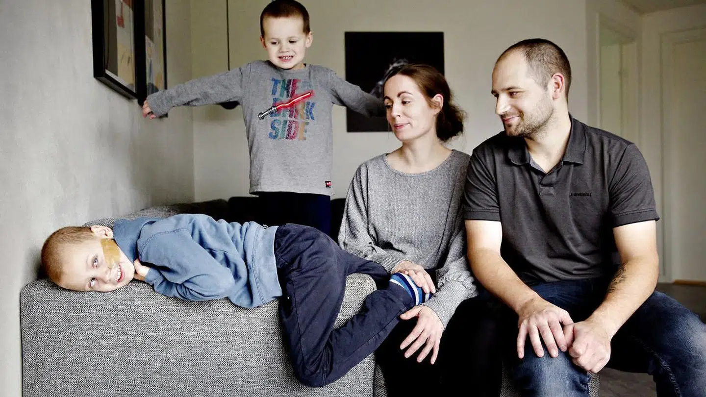 Magnus Funder Nielsen ses her sammen med sine forældre Karina og Claus samt broren, Villads. Billedet er to år gammelt og taget da B.T. sidst besøgte familien.
