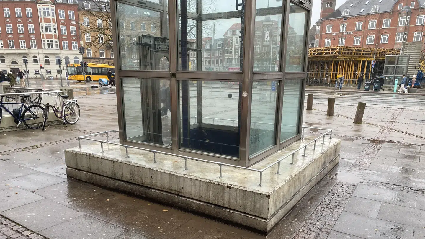 Gelænderet er blevet sat op omkring elevatoren ved hovedbanegården. Foto: Rebecca Haugaard Christensen