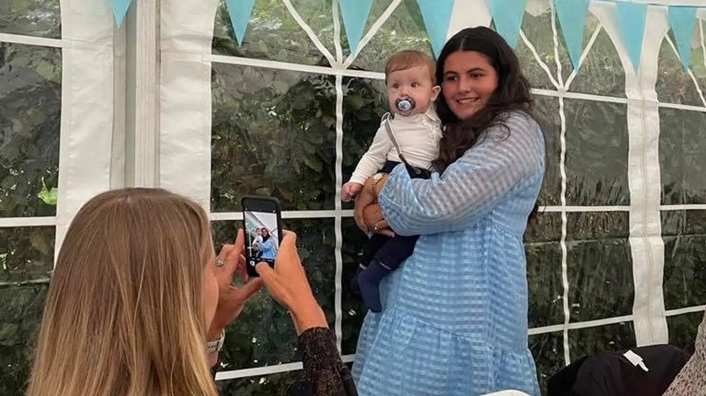 Nicole med Ludvig på armen til fest i sommer. Imens bliver der taget billeder af veninderne, som har været godt til at indrette deres tid med Nicole ud fra hendes nye behov som mor. Privatfoto