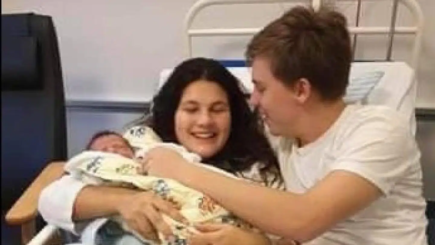 Pludselige var kæresteparret Nicole og Sebastian forældre – et døgn efter Nicole havde været til en fem timer lang eksamen på Erhvervsjurastudiet i Aarhus. Privatfoto