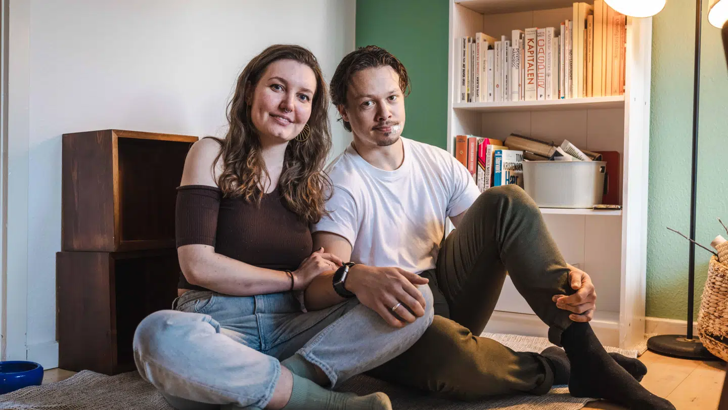 Alex Andersen og Malou Lassen er gift og bor sammen i latinerkvarteret i Aarhus. Men de har begge en kæreste – ud over hinanden.