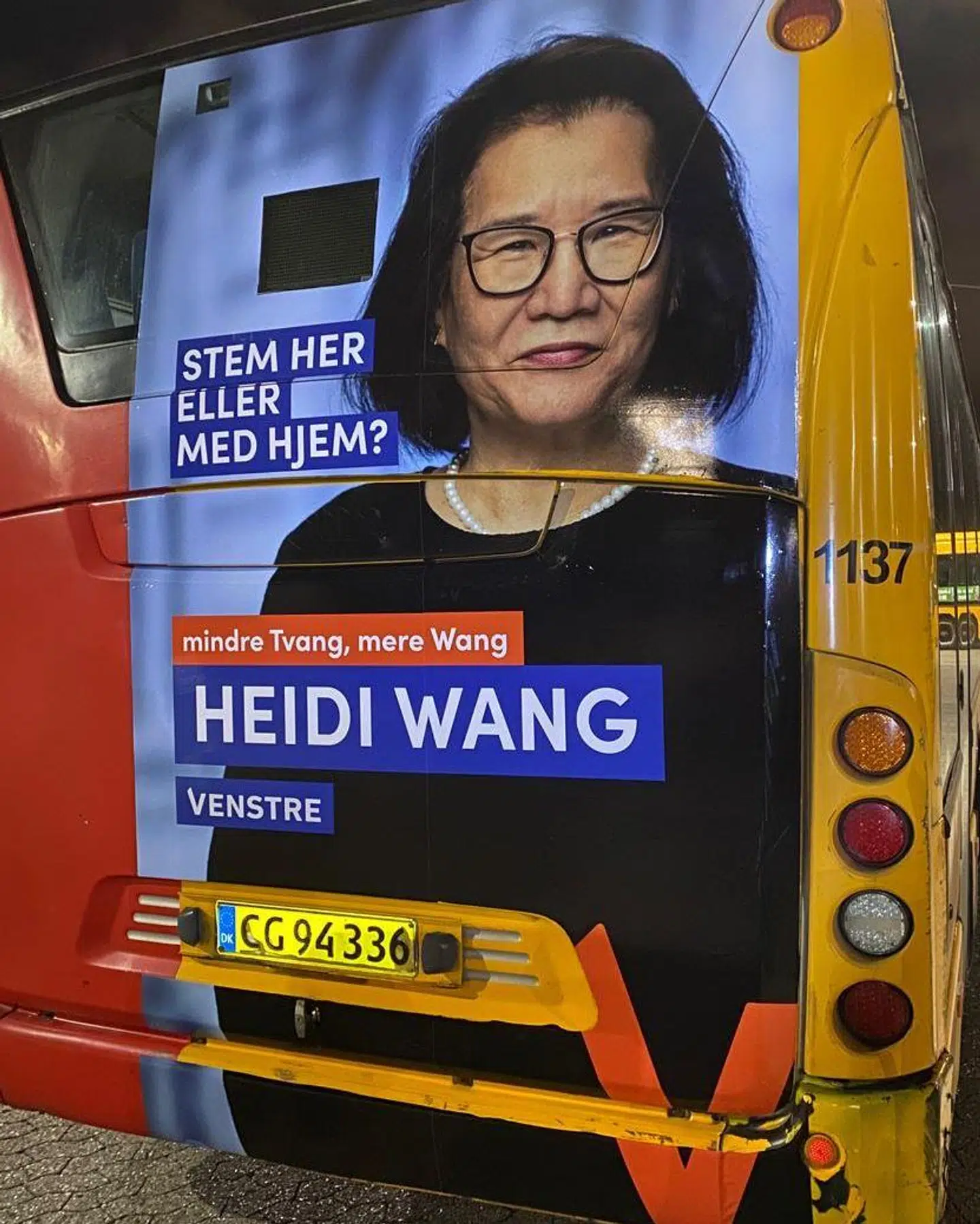 Venstrekandidaten til kommunalvalget i København bryder i øjeblikket de københavnske lygtepæle under sloganet 'Stem her eller med hjem?', der i følge politikeren er en reference til det frie valg.