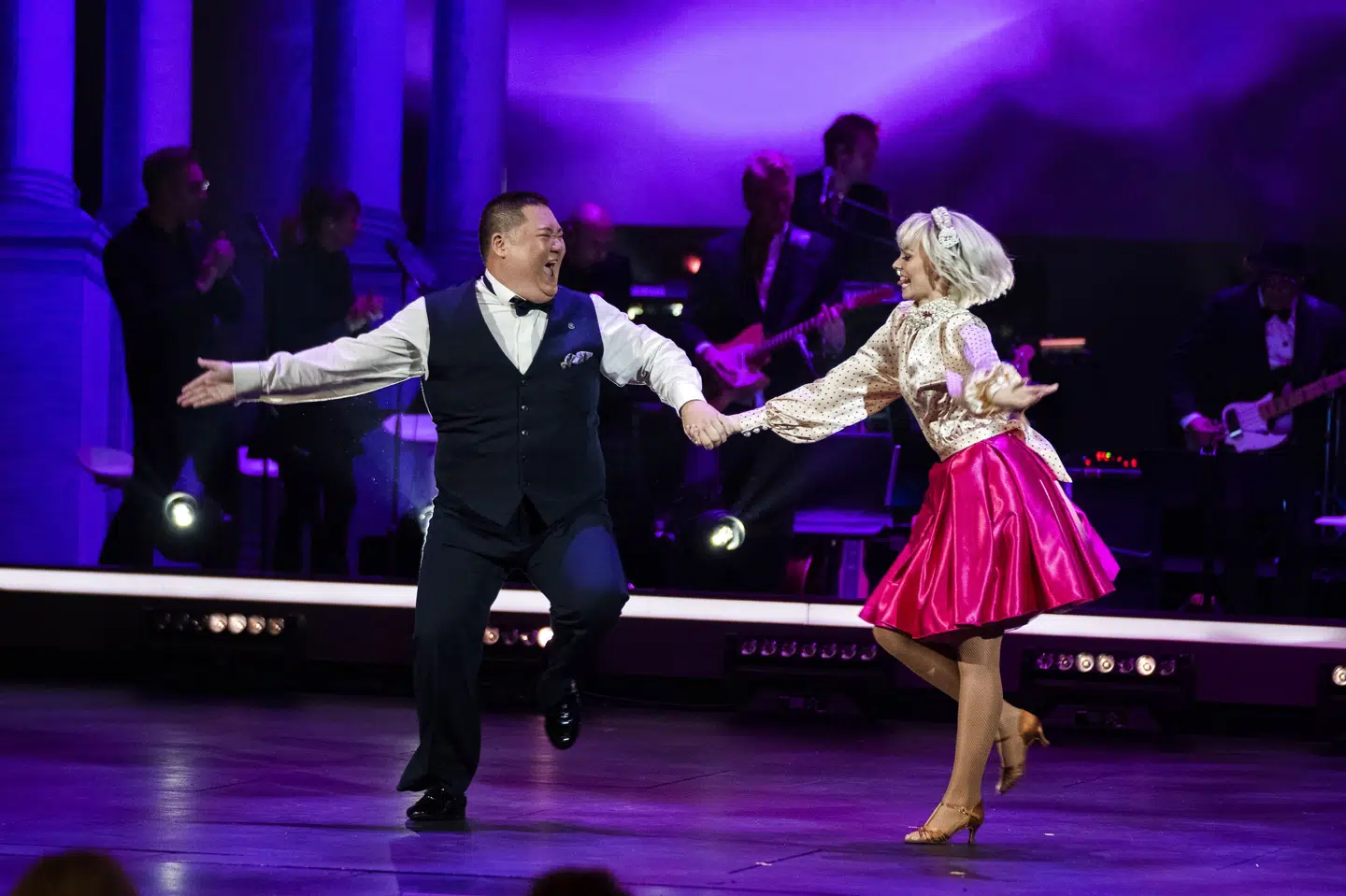 - Jeg tror, han flirtede med mig. Der var på et tidspunkt, han blinkede til mig og lavede trutmundskys, siger en storsmilende Jenna Bagge efter sin jive med Micki Cheng. Privat danner hun par med skuespilleren Albert Rosin Harson, som hun dansede med sidste år, mens Micki Cheng er gift med sin kæreste gennem 13 år, Michael. Martin Sylvest/Ritzau Scanpix