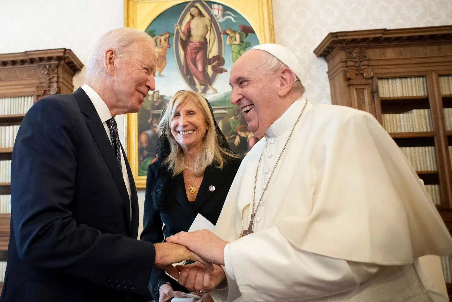 Der er brede smil fra Joe Biden og pave Frans, da USA's præsident fredag var i audiens i Vatikanet. De var sammen i halvanden time, og det var tre gange længere, end da den forhenværende præsidens Donald Trump besøgte pave Frans i 2017. Handout/Ritzau Scanpix