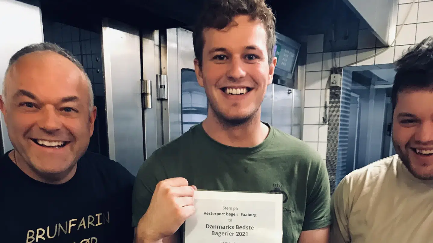 Brian Brøndum med sine to sønner, der begge er bagere i bageriet. Foto: Privat