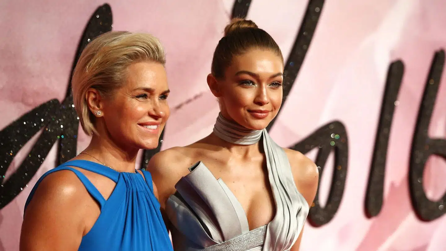 Gigi Hadid sammen med sin mor, Yolanda Hadid.
