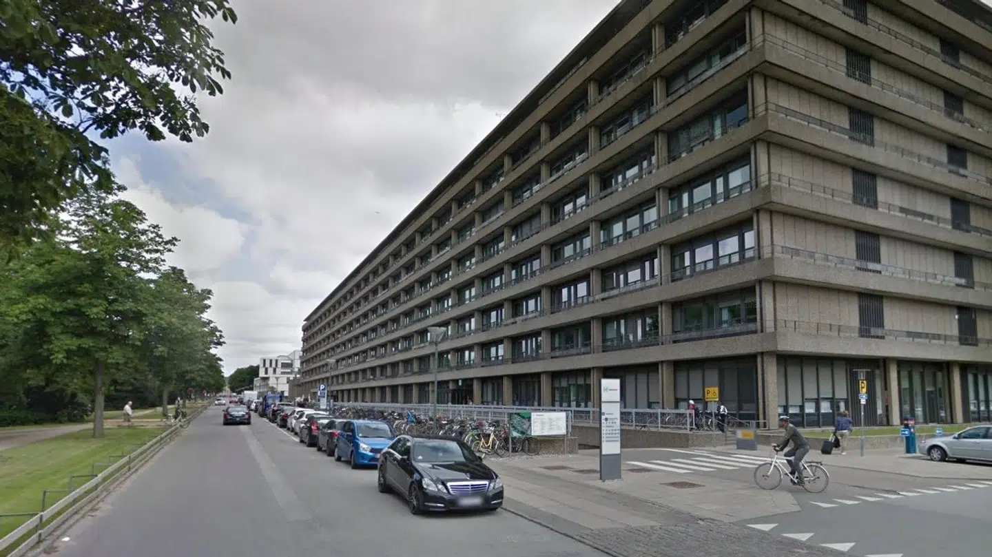 Københavnere og besøgende bilister skal være ekstra påpasselige, hvis de parkerer på vejene ved Rigshospitalet. På top-10-listen over gader og veje i hovedstaden, hvor der i 2019 år blev uddelt flest p-bøder, ligger flere veje omkring hospitalet i top. Listen toppes af Juliane Maries Vej, der ses her på billedet. Der blev givet 3.356 p-bøder alene på den gade. Foto: Google Street View
