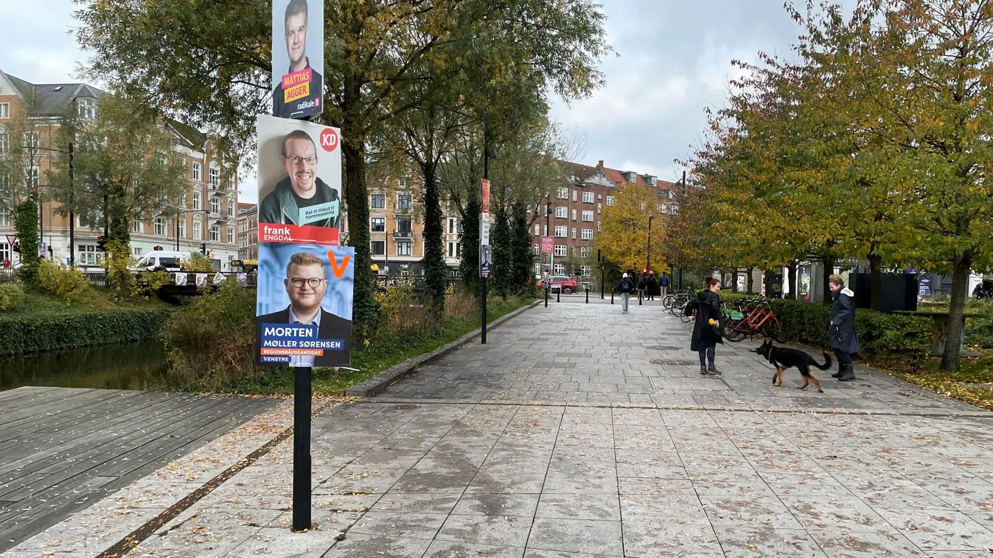 Her er endnu en plakat, der hænger for lavt.