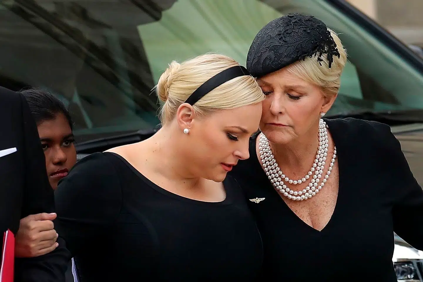 Meghan McCain og hendes mor, John McCains enke Cindy McCain, fotograferet ved mindehøjtideligheden.