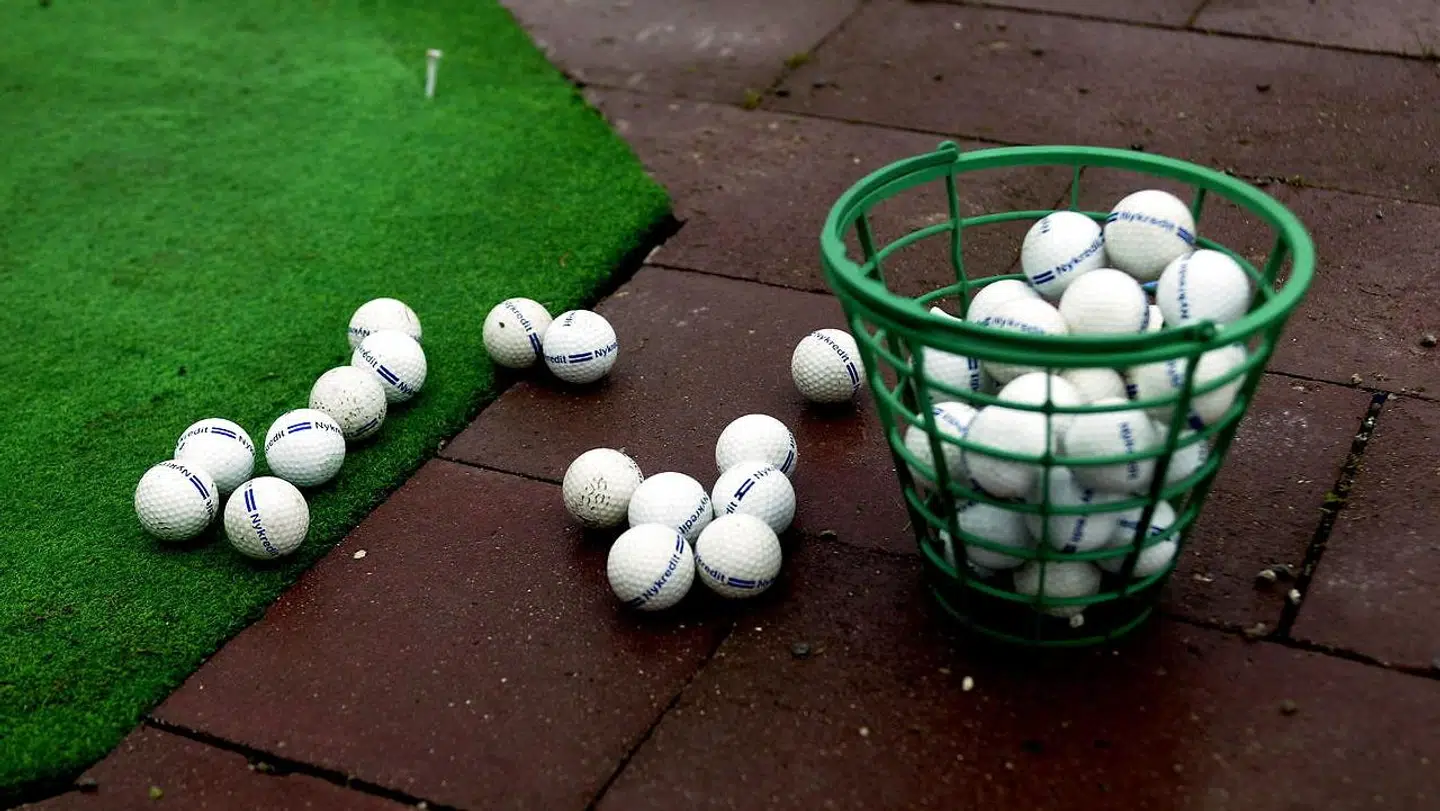 Det kan være en god forretning at dykke efter golfbolde.