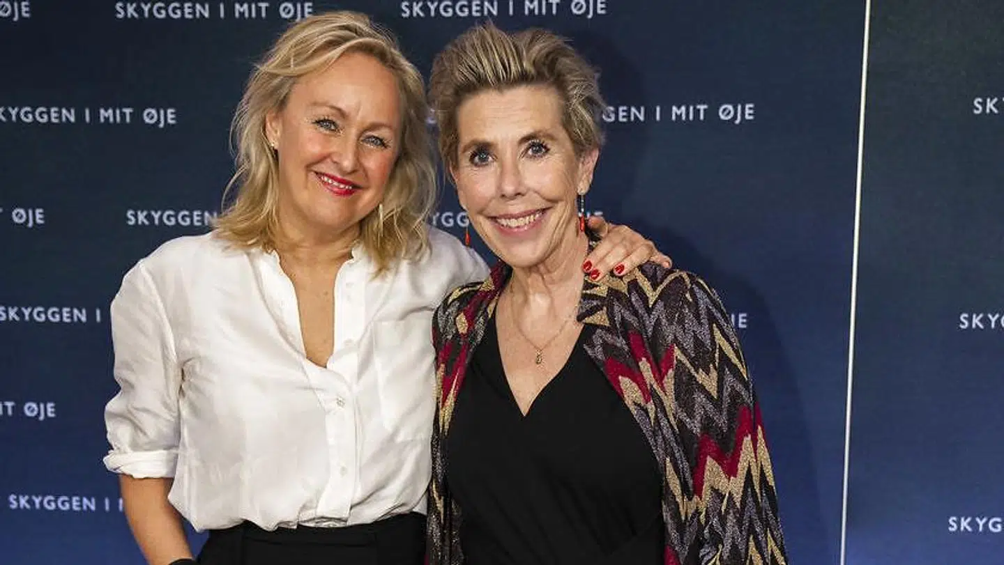 Karin Jagd (th) med ledsager på den røde løber til gallapremiere på Ole Bornedals "Skyggen i mit øje" i Imperial biografen, onsdag den 27. oktober 2021. (foto: Martin Sylvest/Ritzau Scanpix 2021)