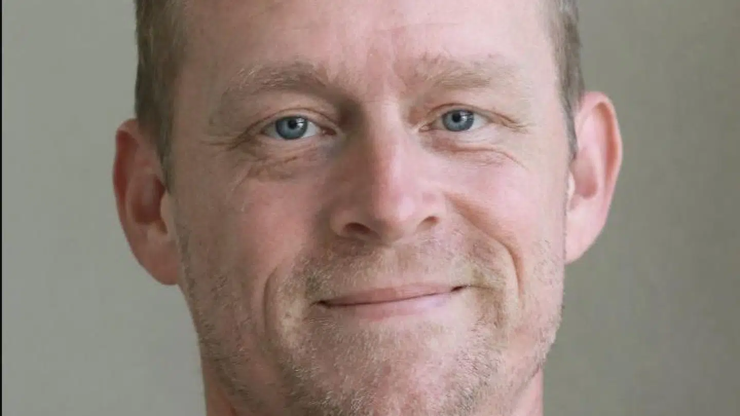 By- og kulturudvalgsmedlem for Enhedslisten Søren Freiesleben frygter det værste, når det kommer til mængden af urenset spildevand, der løber ud i Odenses natur. Foto. Odense Kommune.