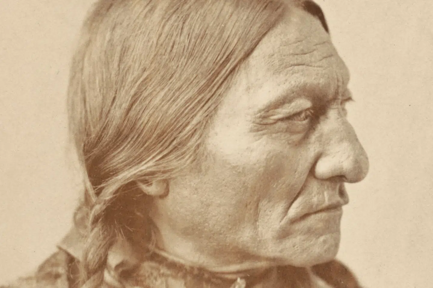 Indianerhøvdingen Sitting Bull blev dræbt i 1890 og er i dag begravet i beton på Smithsonian Museum. Hans oldebørn vil gøre krav på de jordiske rester, efter at danske forskere har bevist, at de er i slægtskab med ham. Npg/Smithsonian/Reuters