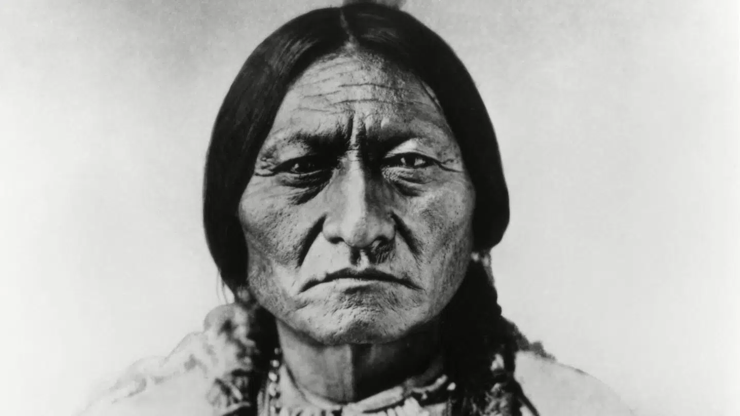 Den legendariske indianerhøvding Sitting Bull blev dræbt i 1890. I over 100 år lå hans hårpisk på et naturhistorisk museum i Washington, men nu har hårresterne været under lup hos et dansk forskerhold.