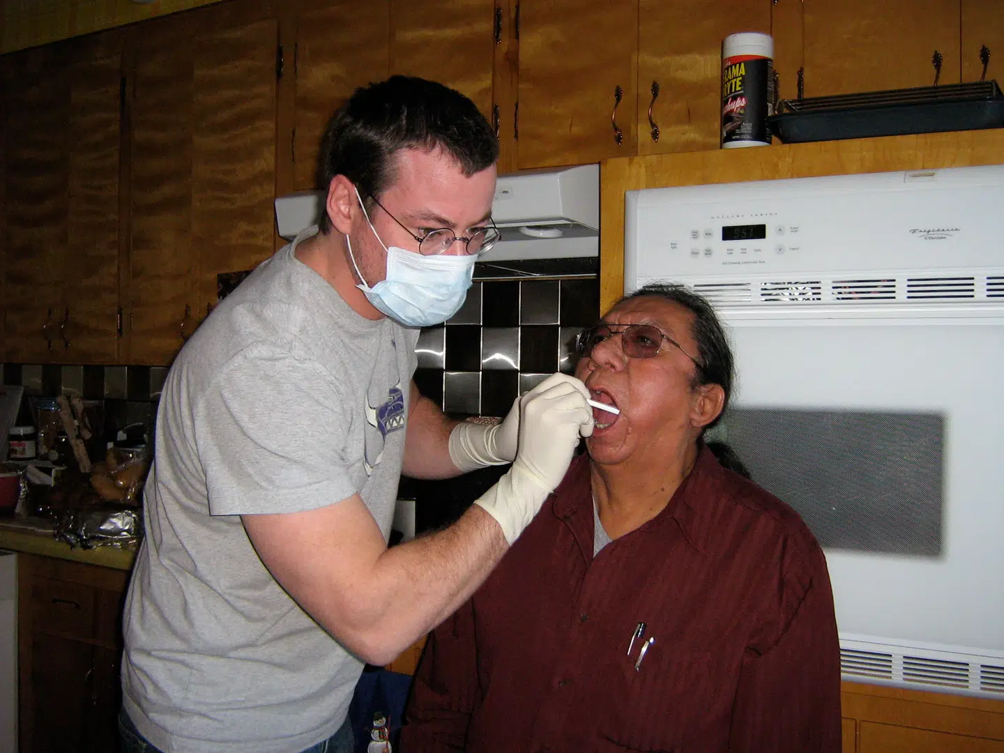 Eske Willerslev, da han tog en dna-prøve fra Sitting Bulls oldebarn, Ernie Lapointe, i dennes køkken i South Dakota i USA i 2007.