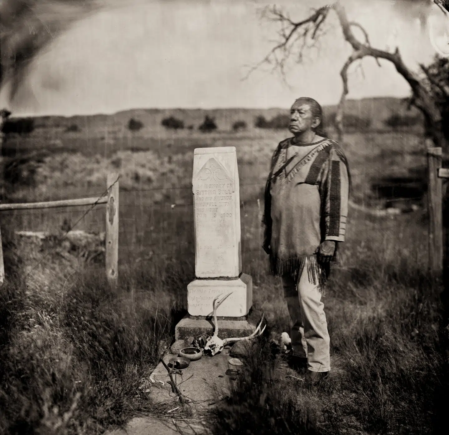 Sitting Bulls oldebarn, Ernie Lapointe – fotograferet med wet plate collodion-teknik – ved den legendariske indianerhøvdings nuværende gravsted.