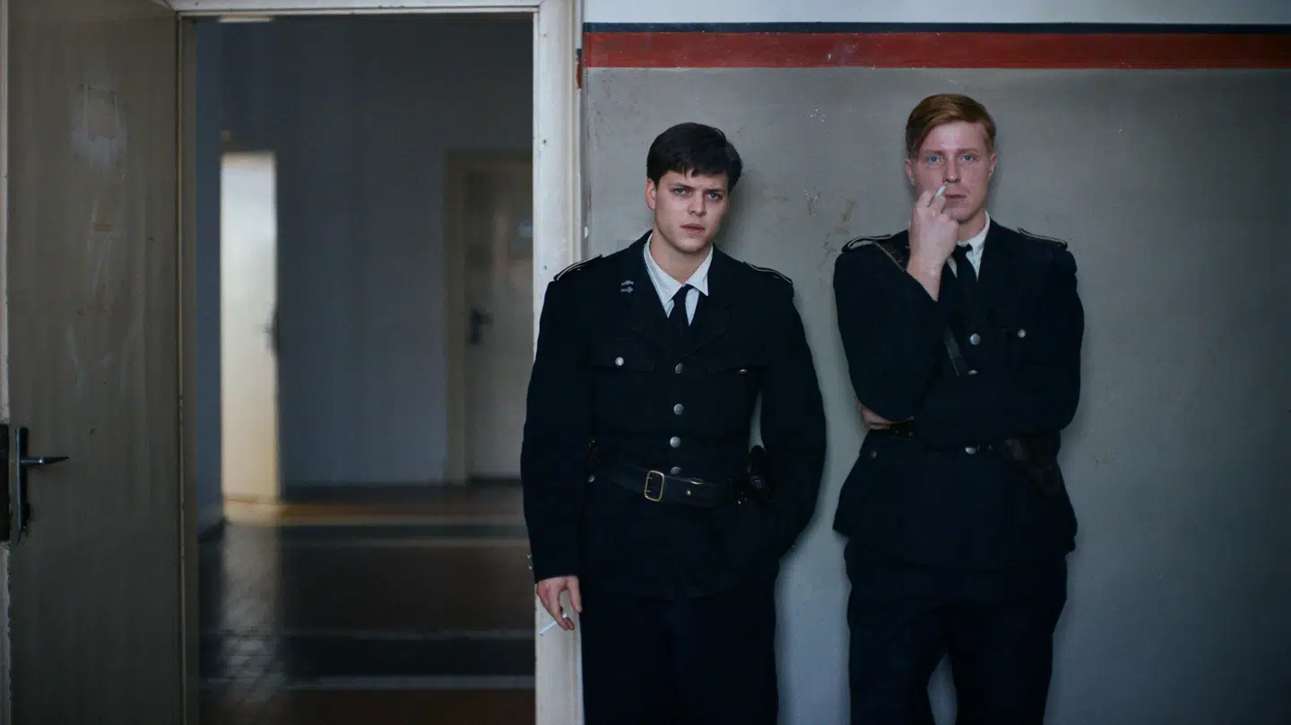 Alex Høgh Andersen (tv.) spiller en dansk HIPO-politimand, der i krigens afslutning jagtede danske modstandsfolk for nazisterne.