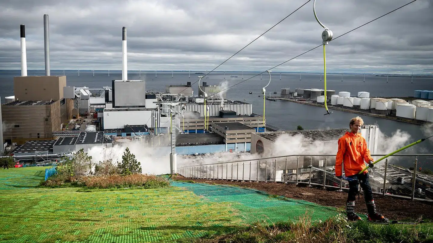 Amager Bakke er tegnet af BIG, Bjarke Ingels Group. Skibakken er anlagt på taget af forbrændingsanlægget Amager Ressourcecenter i København.