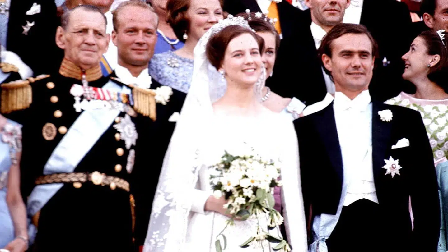 Kong Frederik havde et alkoholproblem, fortæller Dronningen i ny bog. Her er Kongen med sin datter og prins Henrik til brylluppet i 1967. Fem år senere døde Kongen.