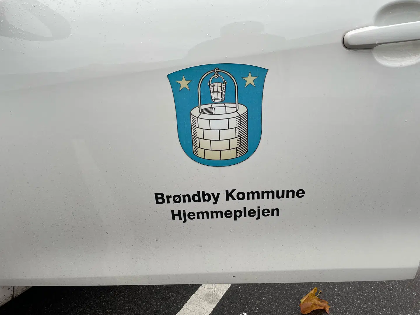 Dette stod der på siden af den bil, som hjemmesygeplejersken søndag kørte i, da hun blev overfaldet.