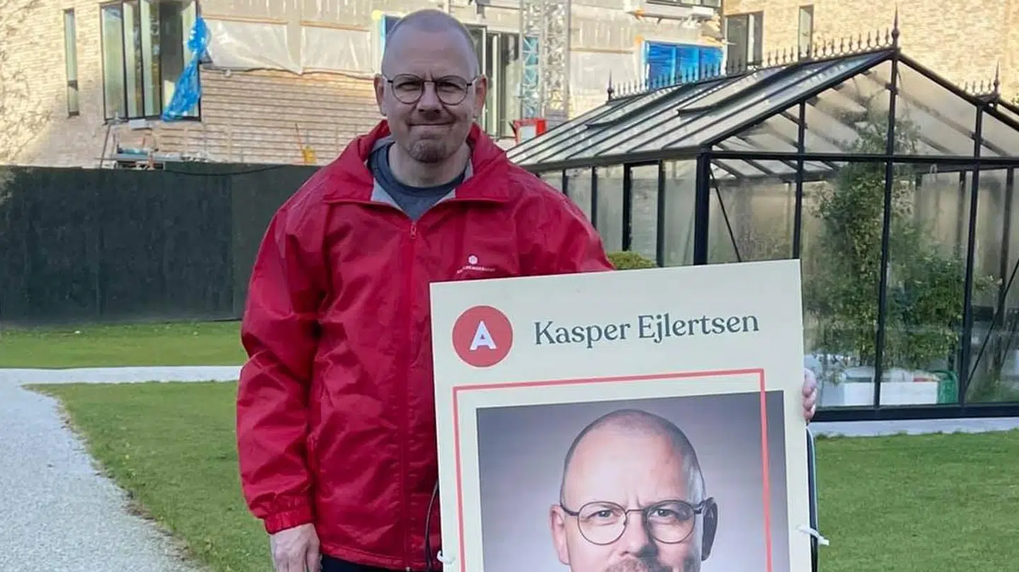 Kasper Ejlertsen hang lørdag sine plakater op. Foto: Privat