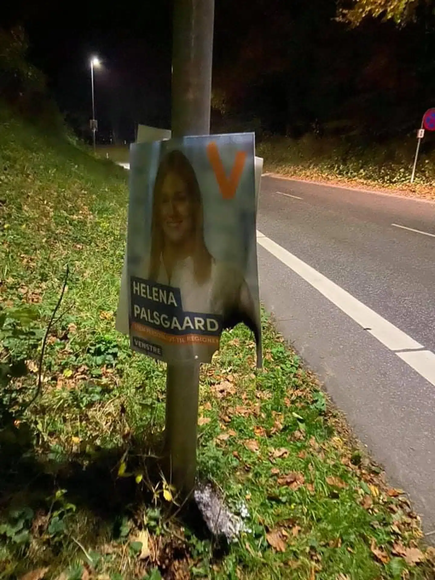 Helena Palsgaards valgplakat var noget forkullet, da ilden var blevet slukket. Foto: Per Søndergaard Mathiesen