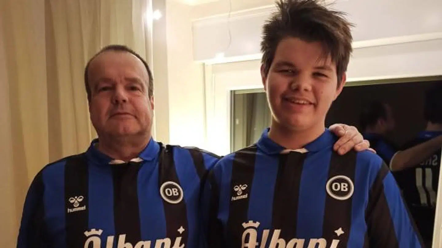 Andreas Loxtermann og sønnen Arne poserer i OBs udebanetrøje, som de har fået i julegave.