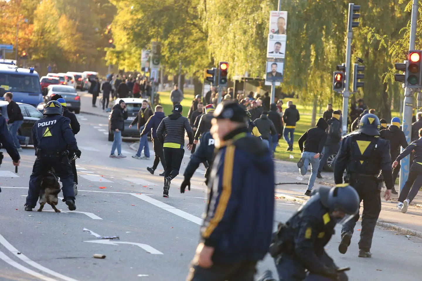 Politi og fodboldfans støder sammen efter Superligakampen mellem Brøndby og FCK 24. oktober 2021.