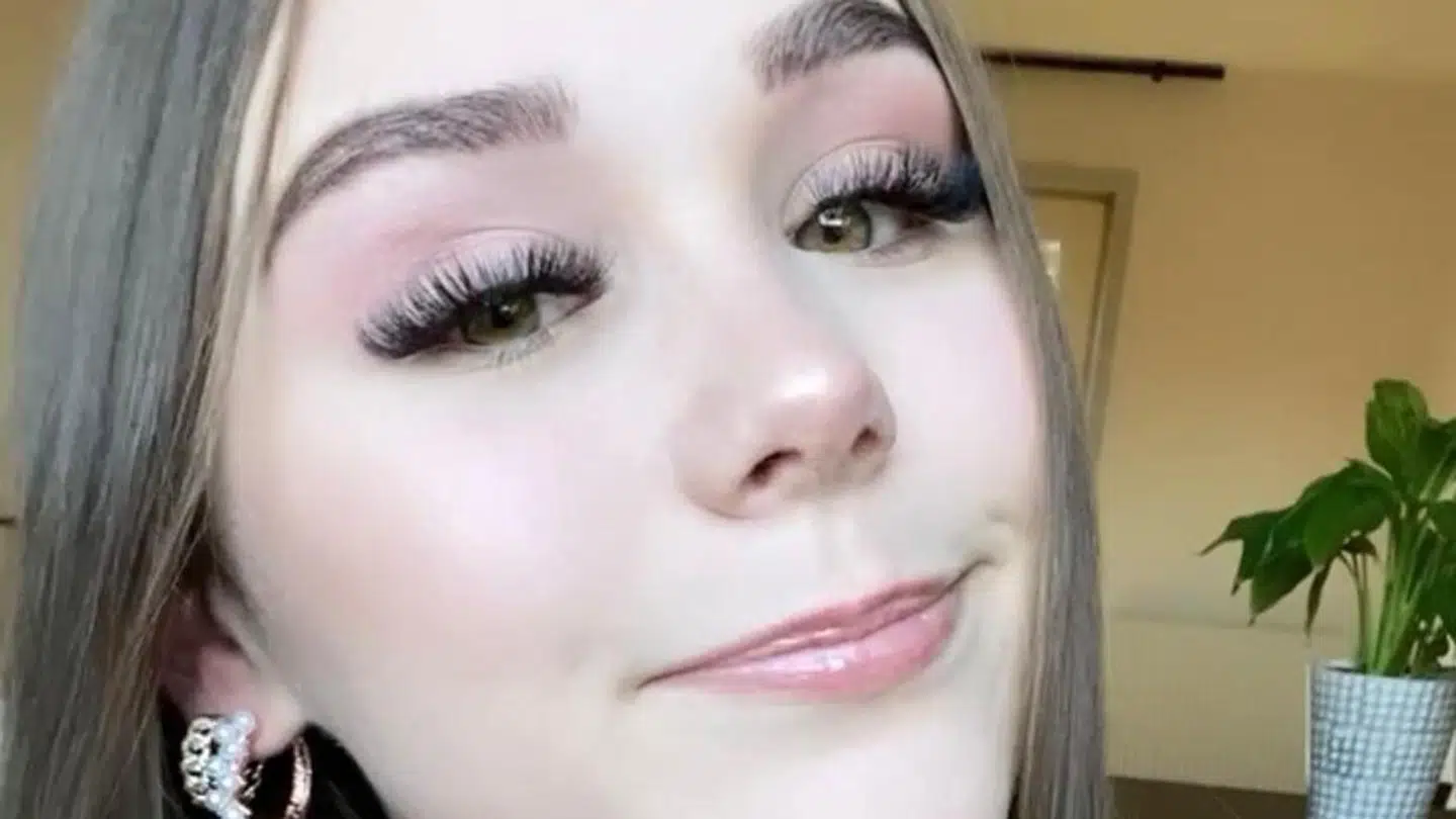 18-årige Sofie Solsikke vil så gerne på Tinder, at hun er villig til at få nyt telefonnummer.