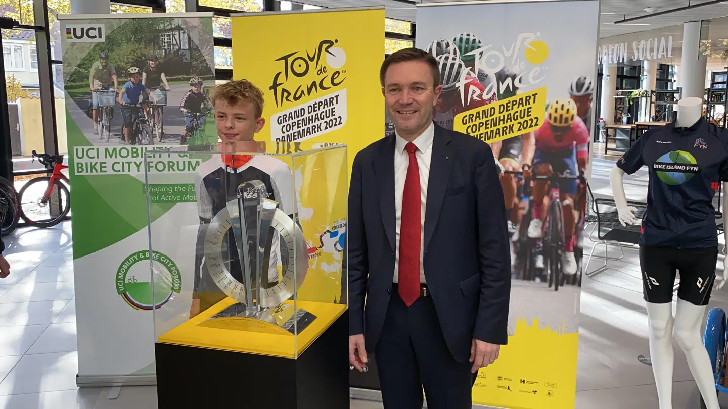 Carl-Emil Jørgensen foran Grand Départ-trofæet sammen med præsidenten for UCI, den internationale cykelunion, David Lappartient.