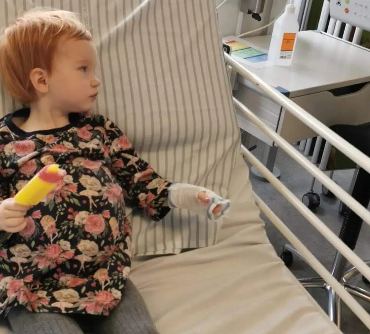 Fra Ayia havde oppustede mave og hår på hovedet.