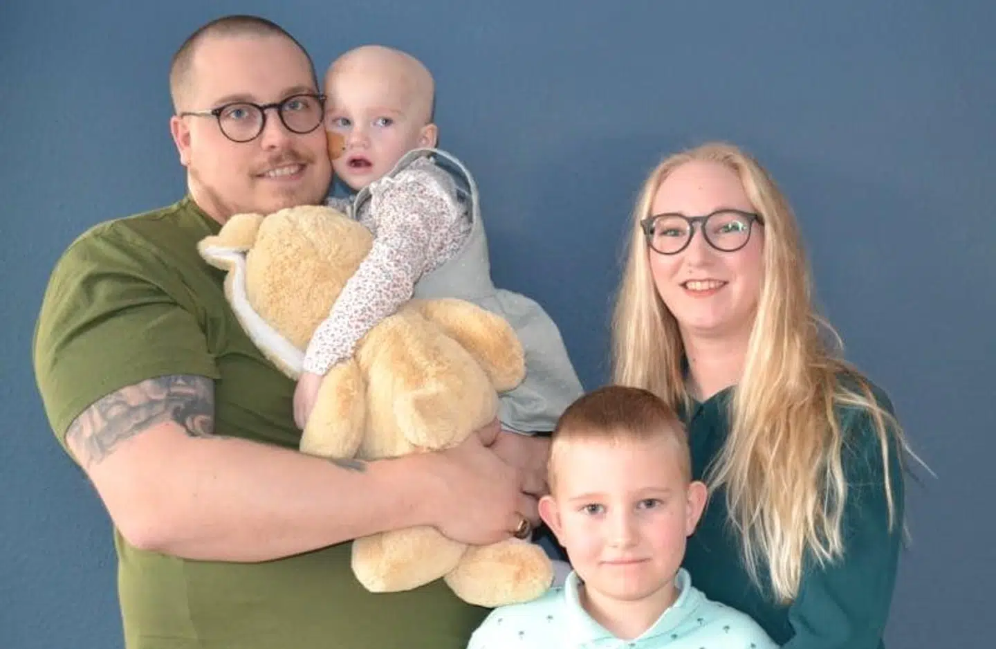 Far, Ayia, mor og storebror Jesper.