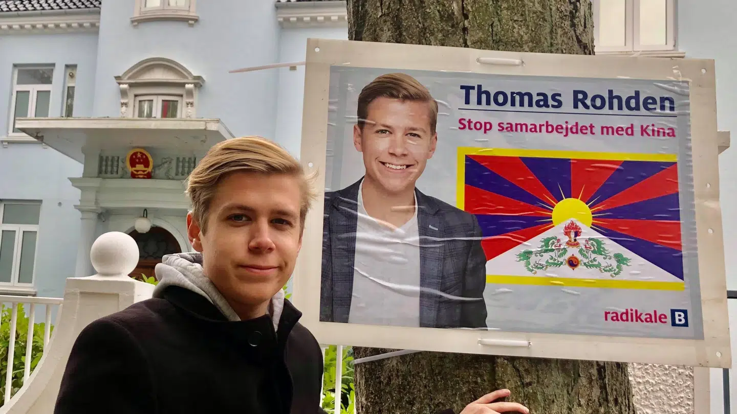 Her kan du se regionalvalgskandidat Thomas Rohden (RV) og de valgplakater, han har haft hængende foran ambassaden i Hellerup. Foto: Privat