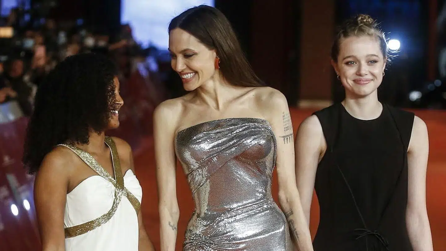 Ved den internationale filmfestival i Rom 24. oktober ankom Angelina Jolie med sine to døtre, Zahara Marley Jolie-Pitt og Shiloh Jolie-Pitt (th.). Det var anden gang på få dage, at Shiloh viste sig i en kjole.
