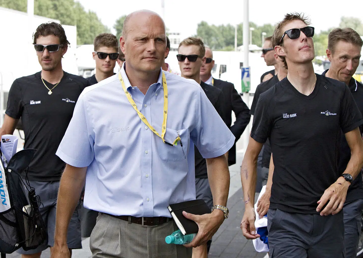 Bjarne Riis var holdchef på Team Saxo Bank. Her ses han blandt andet med Fabian Cancellara (tv.) og Andy Schleck (med solbrillerne til højre).