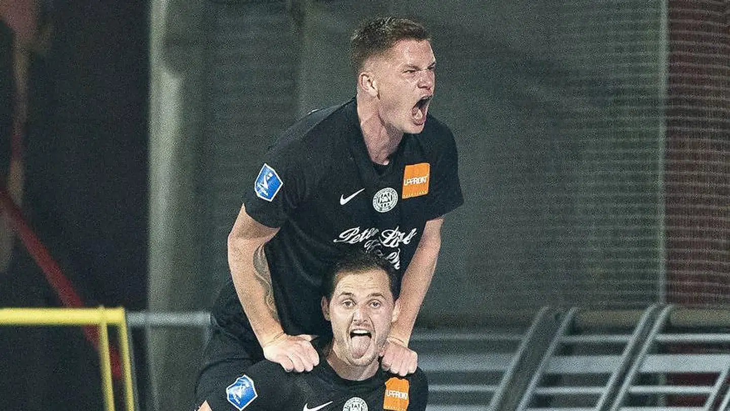 Sebastian Grønning på toppen på sin gamle hjemmebane i Aalborg, hvor han med sin klub Viborg vandt 5-2 over AaB.