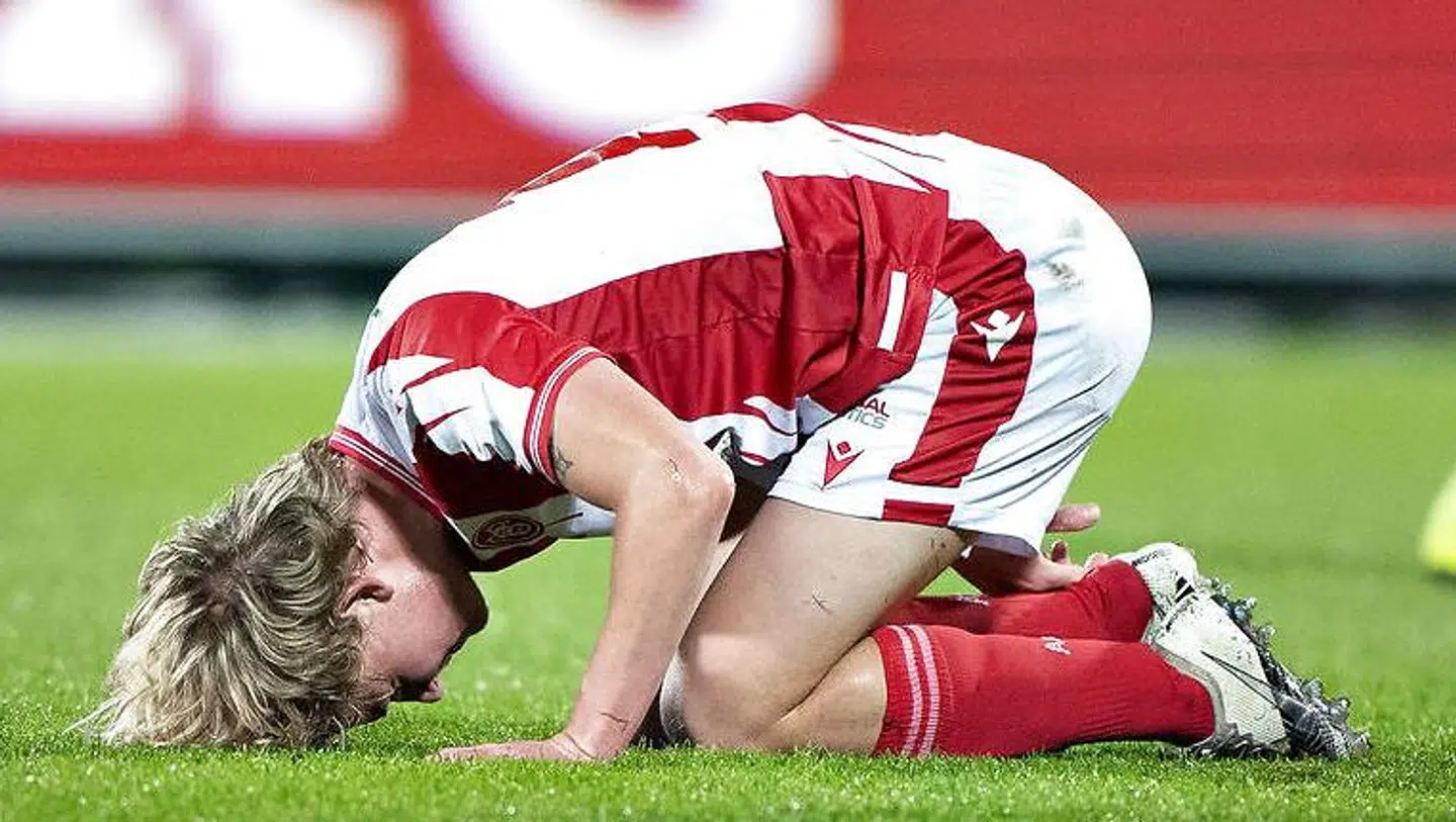 AaB's Malthe Højholt bider i græsset, da AaB blev tildelt et historisk stort nederlag af Viborg mandag aften. Højholt var en af blot to AaB'ere i startopstillingen, der kommer fra klubbens akademi.