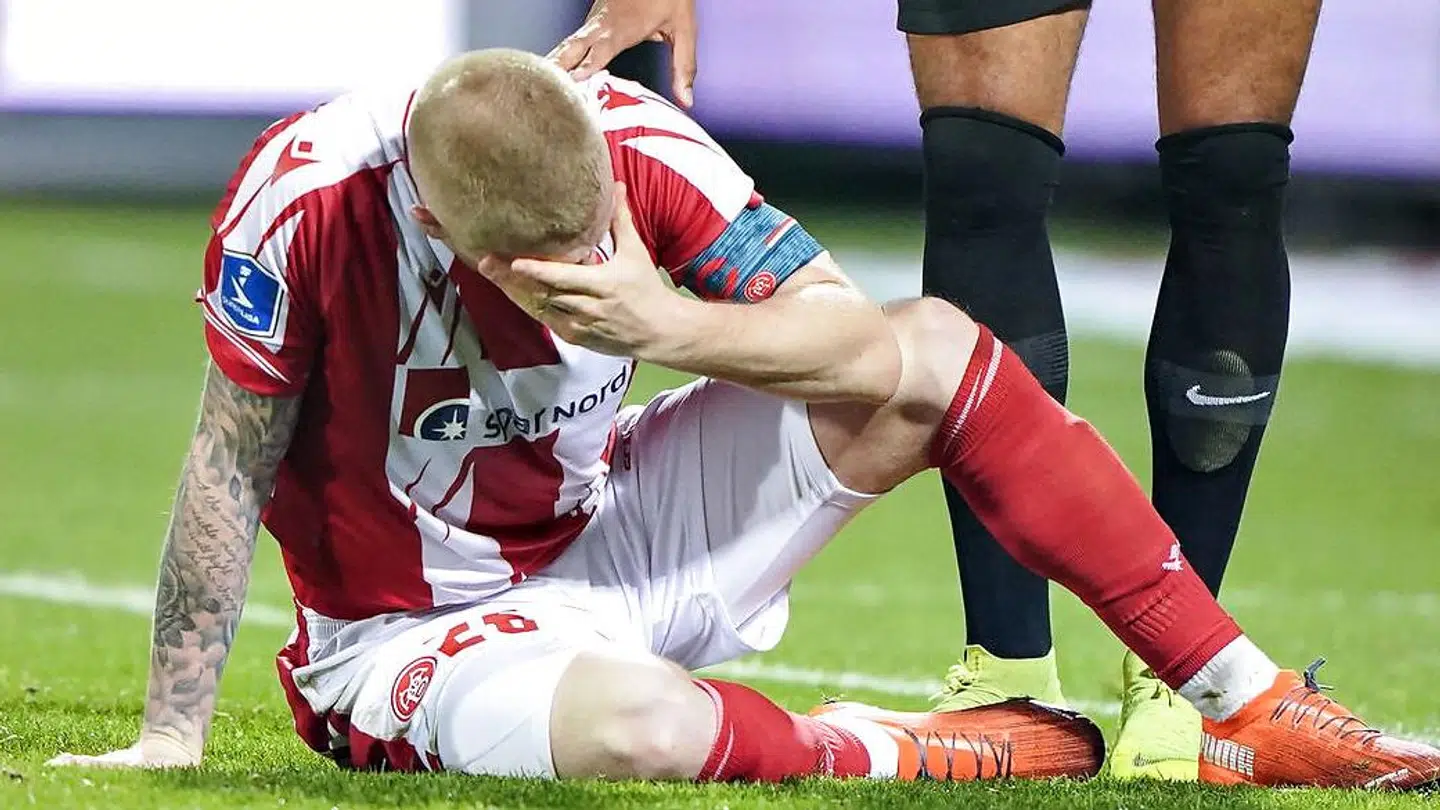 AaB's Rasmus Thelander måtte sammen med resten af AaB-holdet bide i græsset, da Viborg baskede nordjyderne 5-2 i Aalborg.