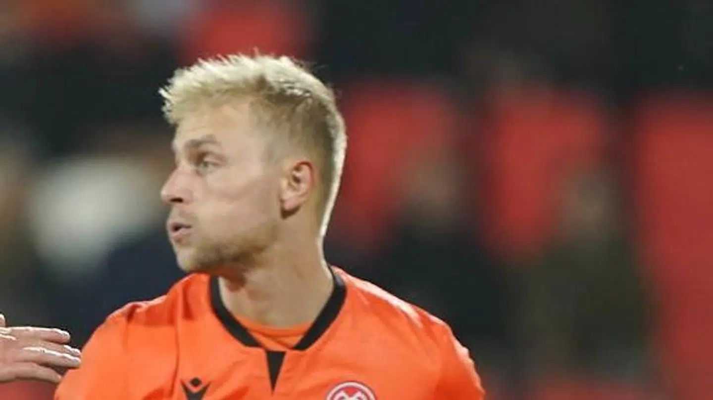 AaB-målmand Jacob Rinne i kamp mod Viborg. Efter kampen tog keeperen afstand fra det stenkast, hvor AaB-tilhængere smadrede en rude på en bus med Viborg-fans.
