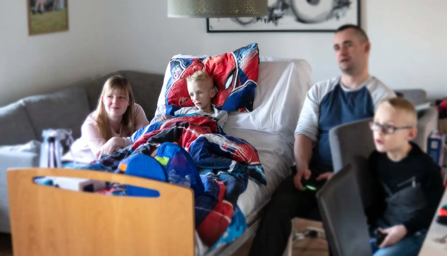 Familien ses her samlet hjemme. Foto: DR.