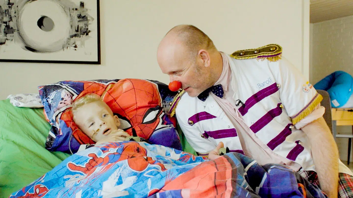 Oliver fik under sit sygdomsforløb besøg af hospitalsklovn, som for en stund fik ham til at glemme sygdom. Foto: DR.
