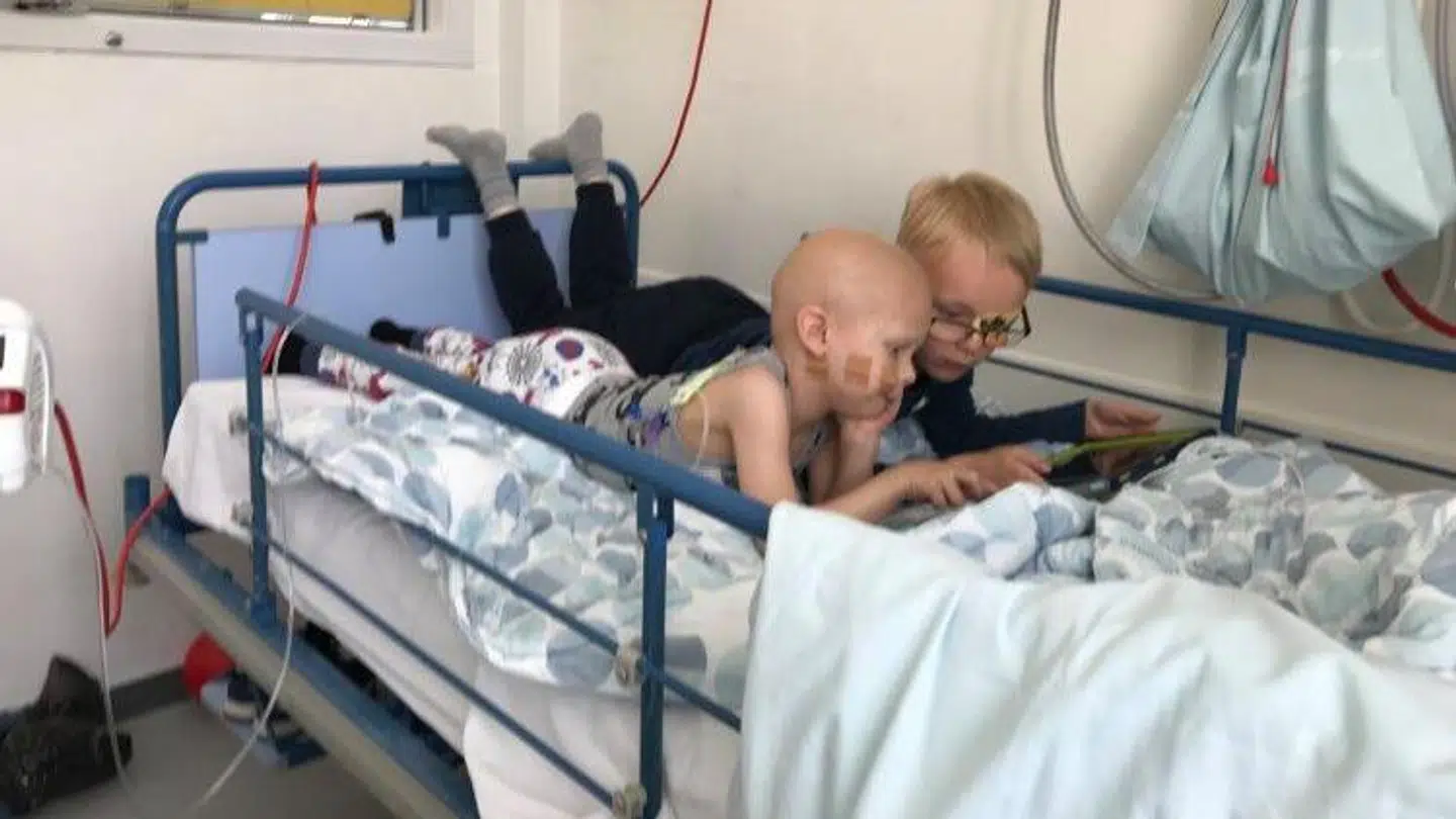 Philip og Oliver ses her sammen på hospitalet, hvor Oliver fik behandling mod sin kræftsygdom. Foto: Privat.