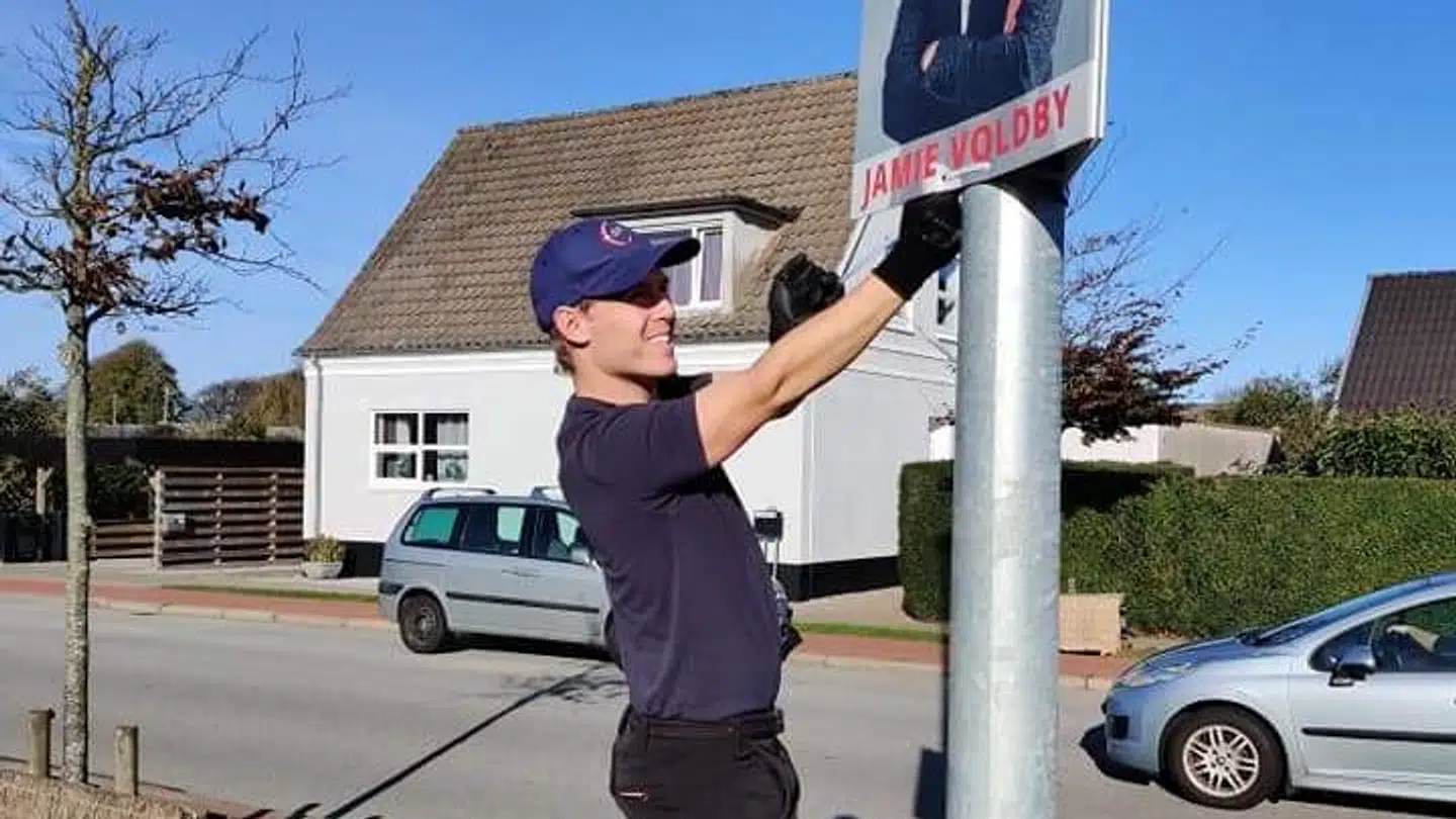 Jamie Voldby (DF) oplever at hans valgplakater bliver pillet ned kort efter, de er kommet op.