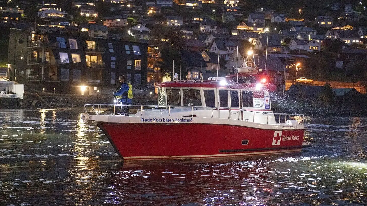 En båd fra Røde Kors leder efter de tre forsvundne personer.