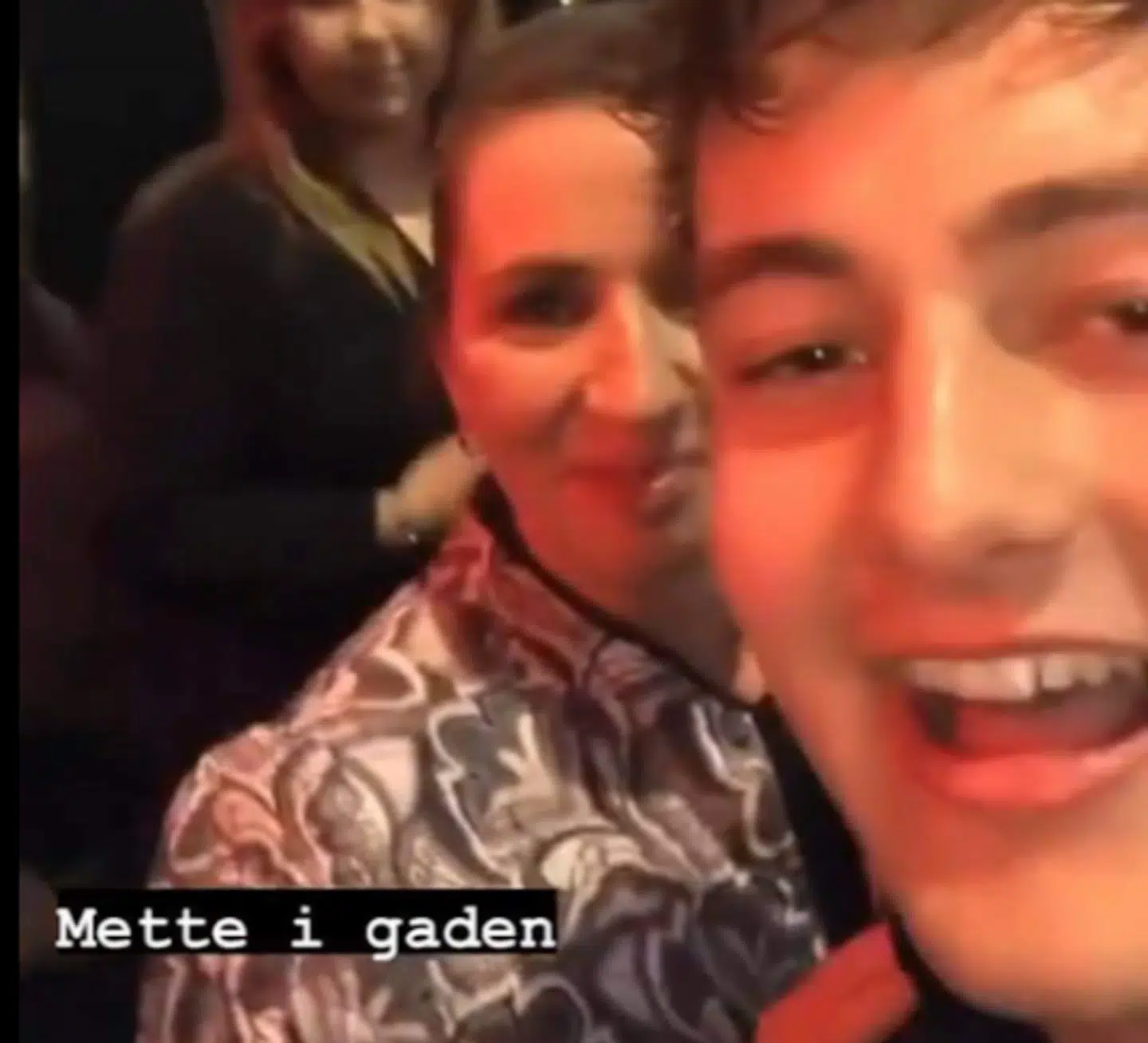 Senest Mette Frederiksen var i Aalborg gik hun gennem Jomfru Ane Gade. Det blev også til et par selfier.