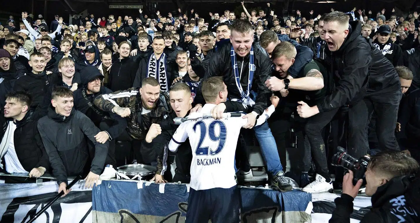 Ellevilde AGF-fans siger farvel til Niklas Backman i braget mellem AGF og AaB i sidste uge.